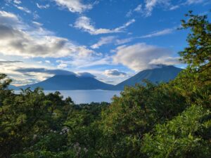 Les volcans sur le Lac Atitlan