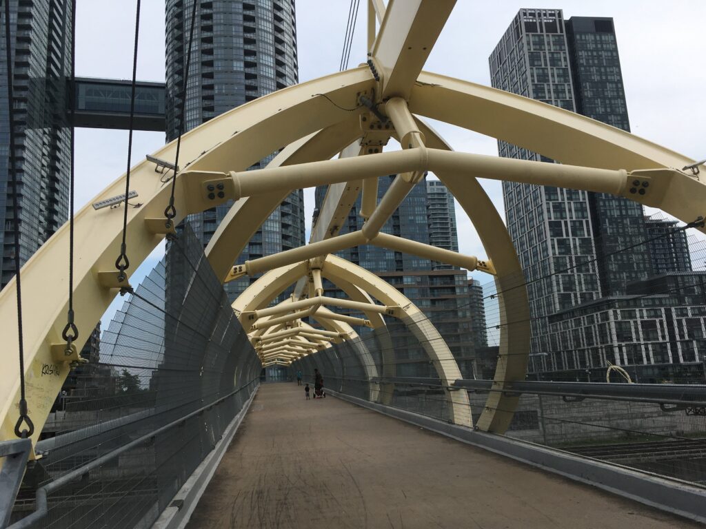 Pont situé à Toronto, Ontario, avec une structure de métal jaune dans l'article qui s'intitule ''Visiter l'Ontario à vélo'' 