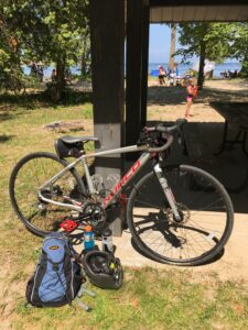 Vélo stationné près d'une table à picnic dans l'article qui s'intitule ''Visiter l'Ontario à vélo'' 