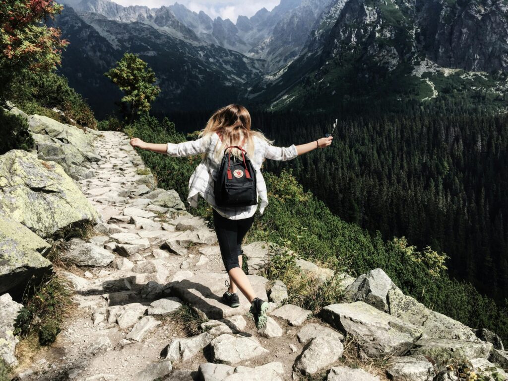 Démocratiser les femmes qui voyagent seules dans l'article À la rencontre de femmes voyageuses : Inspirations et aventures au féminin du blog de voyage Encore partie