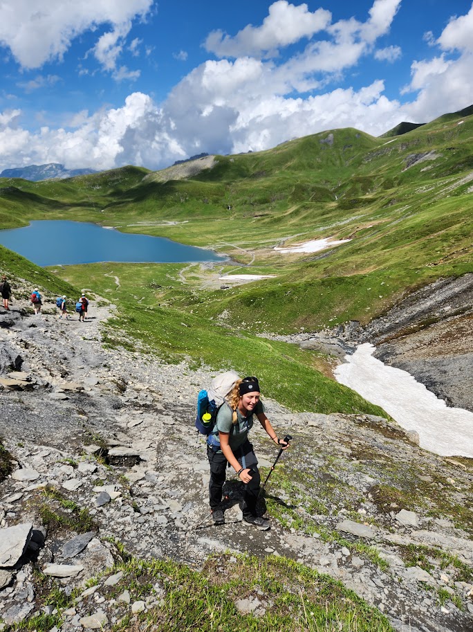 Faire de la randonnée pendant son voyage en solo dans l'article À la rencontre de femmes voyageuses : Inspirations et aventures au féminin du blog de voyage Encore partie