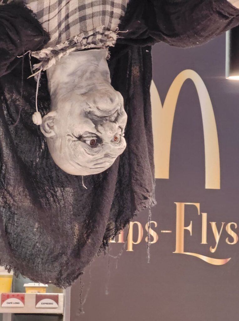 Personnage d'Halloween à l'envers au McDonald's dans mon article Paris Express : Découvrir la Ville Lumière en 8 heures #paris #tourismeparis #visiterparis #voyageaparis
