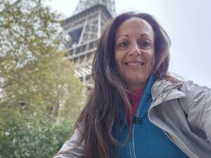 femme devant la Tour Eiffel dans mon article Paris Express : Découvrir la Ville Lumière en 8 heures #paris #tourismeparis #visiterparis #voyageaparis
