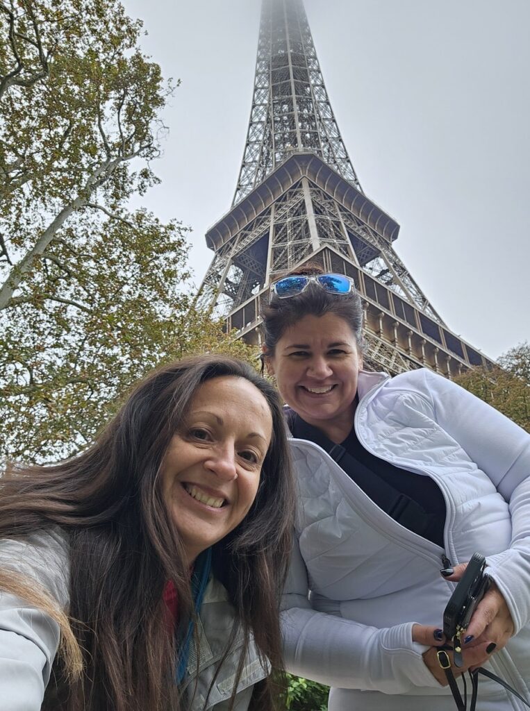 2 filles heureuses de voir la Tour Eiffel dans mon article Paris Express : Découvrir la Ville Lumière en 8 heures #paris #tourismeparis #visiterparis #voyageaparis