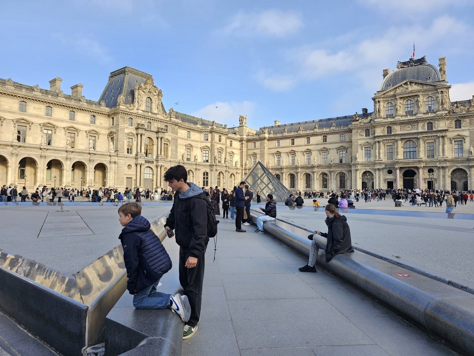 enfants qui s'amusent devant le Musée du Louvre