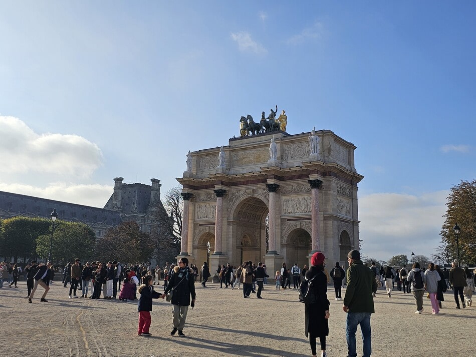 Arc de Triomphe avec des chevaux sur le sommet