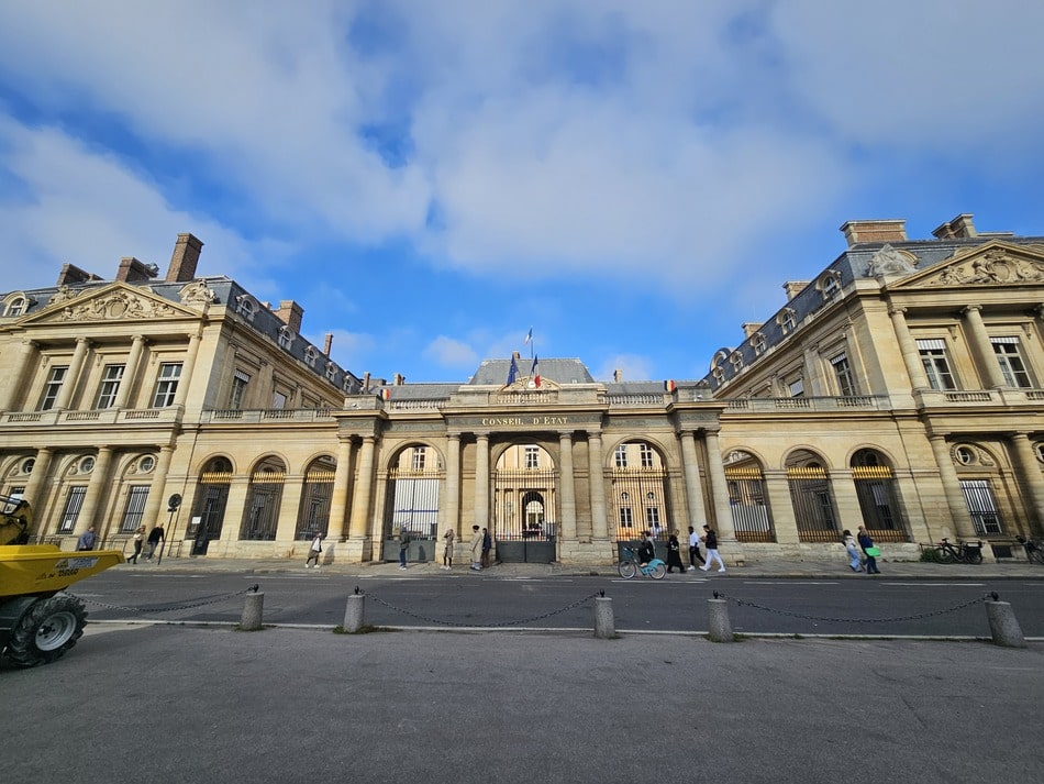 bâtiment symétrique qui sert de conseil d'état à la ville