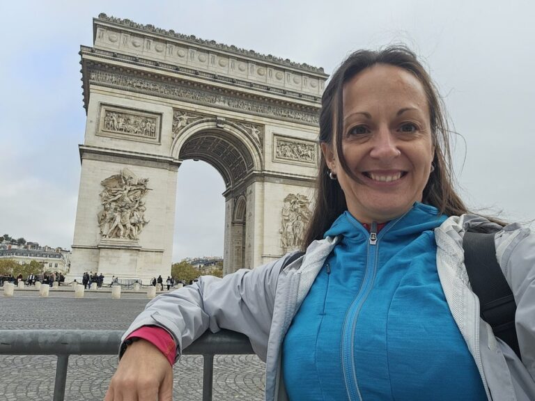 Femme devant l'Arc-de-Triomphe dans mon article Paris Express : Découvrir la Ville Lumière en 8 heures #paris #tourismeparis #visiterparis #voyageaparis