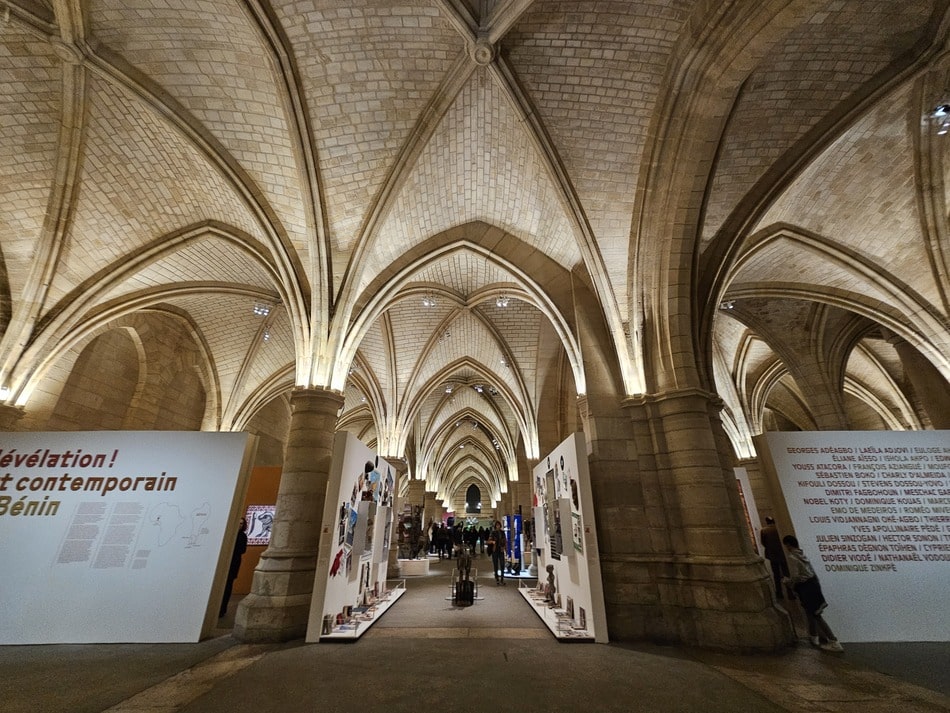 exposition d'art à l'intérieur d'une église dans mon article Paris Express : Découvrir la Ville Lumière en 8 heures #paris #tourismeparis #visiterparis #voyageaparis