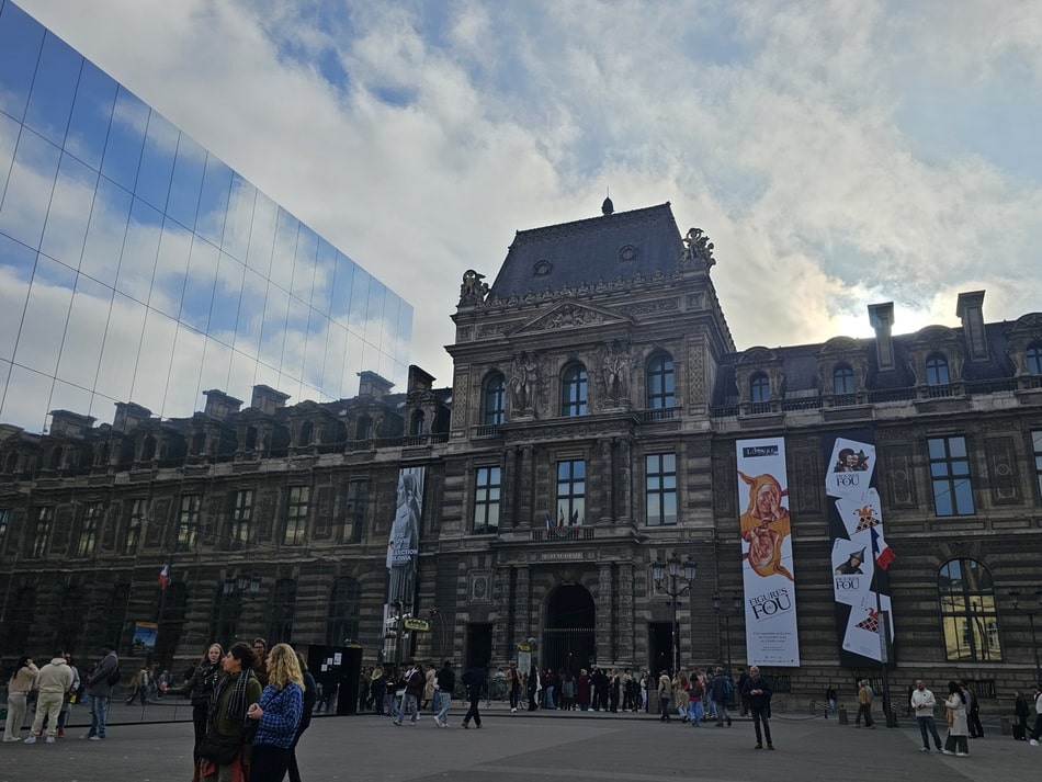 façade du Musée du Louvre avec visiteurs
