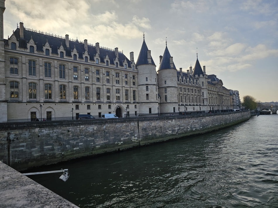 Long bâtiment historique représentant la Conciergerie de Paris