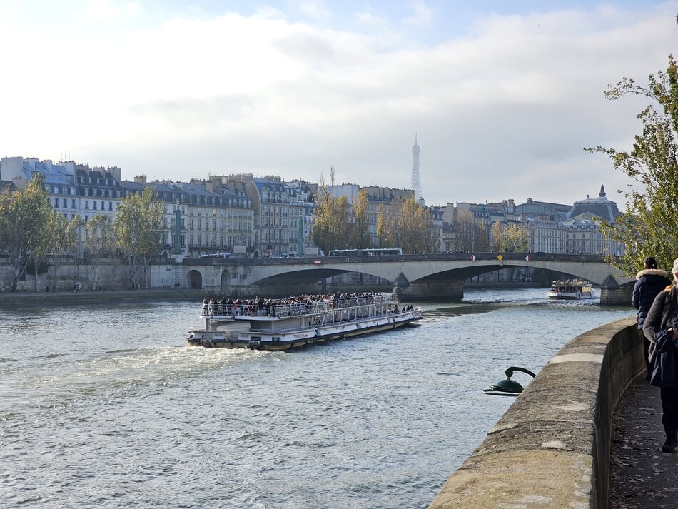 grand bateau qui se dirige vers un pont