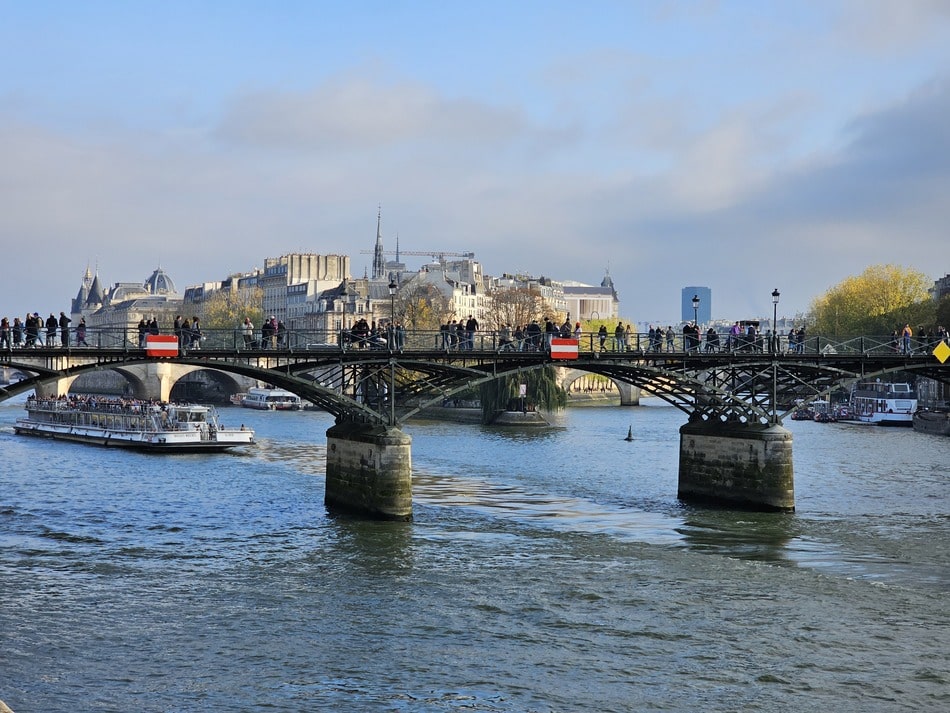 pont métallique qu'on appelle le pont des amoureux