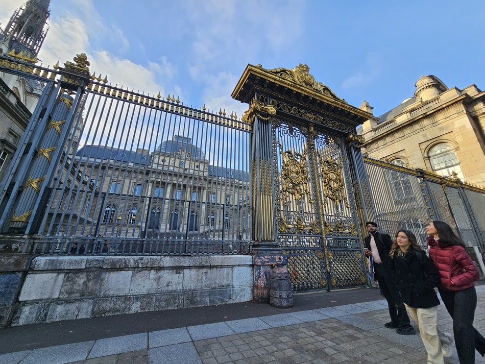 Grandes portes dorées devant la façade de la Cour d'appel