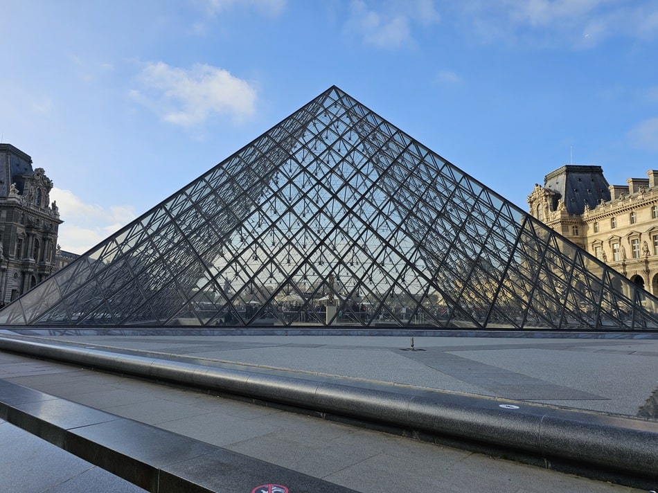 Pyramide principale du musée du Louvre