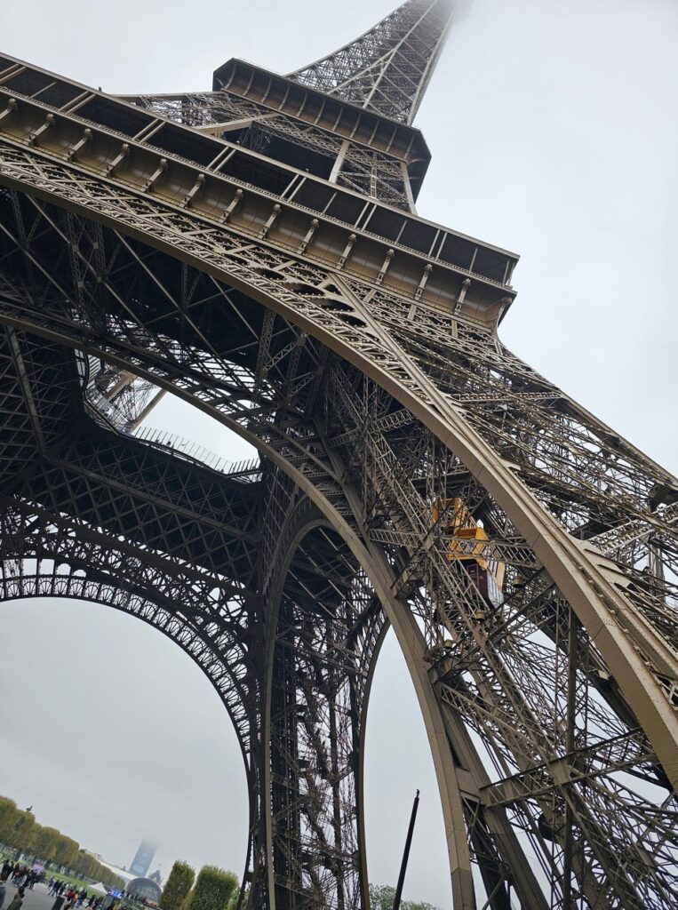 Tour Eiffel vue de près dans mon article Paris Express : Découvrir la Ville Lumière en 8 heures #paris #tourismeparis #visiterparis #voyageaparis