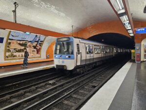 station de métro dans mon article Paris Express : Découvrir la Ville Lumière en 8 heures #paris #tourismeparis #visiterparis #voyageaparis
