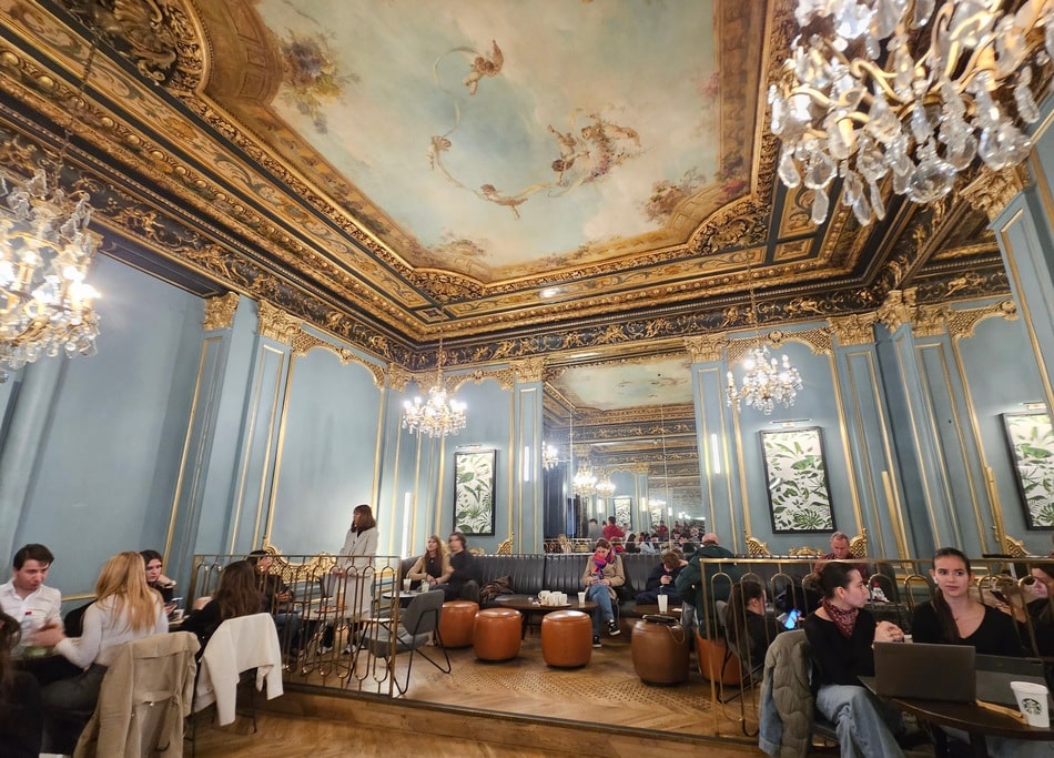 intérieur chic d'un restaurant Starbucks dans mon article Paris Express : Découvrir la Ville Lumière en 8 heures #paris #tourismeparis #visiterparis #voyageaparis