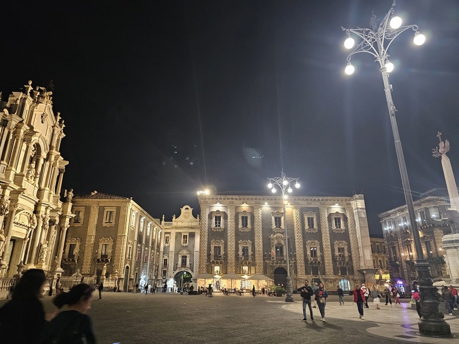 Place centrale de Piazza Duomo le soir