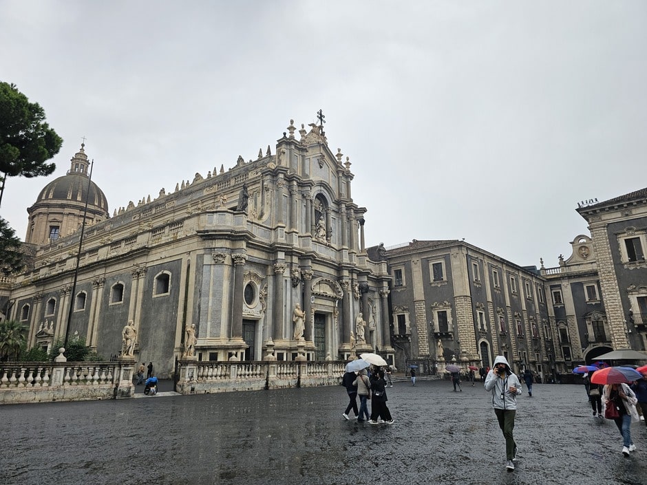Église au milieu de la Piazza Duomo