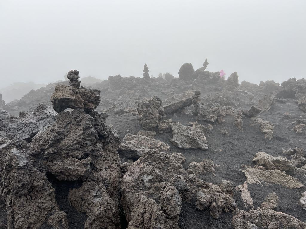 Moi sur le volcan Etna dans les nuages dans mon article de voyage Grimper l'Etna : Mon expérience volcanique en Sicile #italie #sicile #etna #volcan