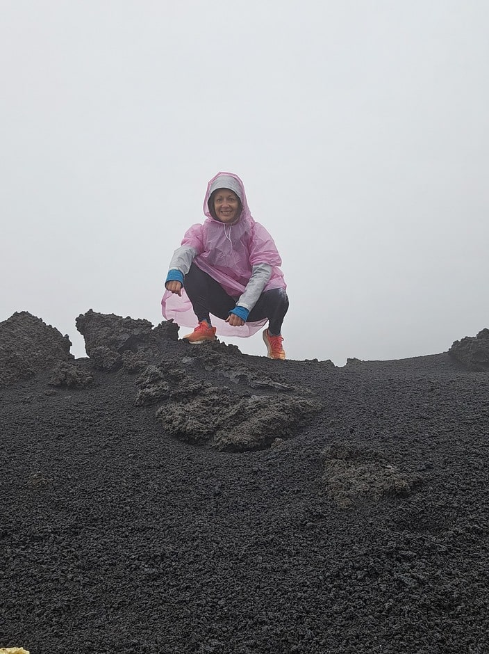 Selfie assise dans la cendre volcanique