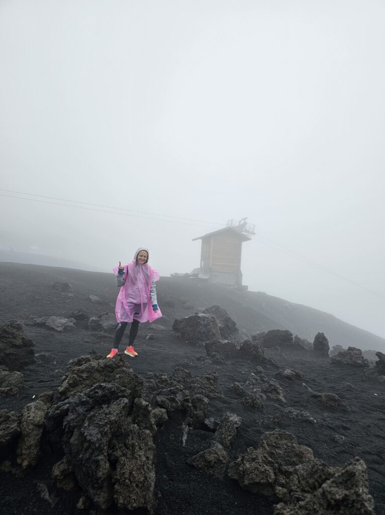 Selfie devant les cendres du volcan