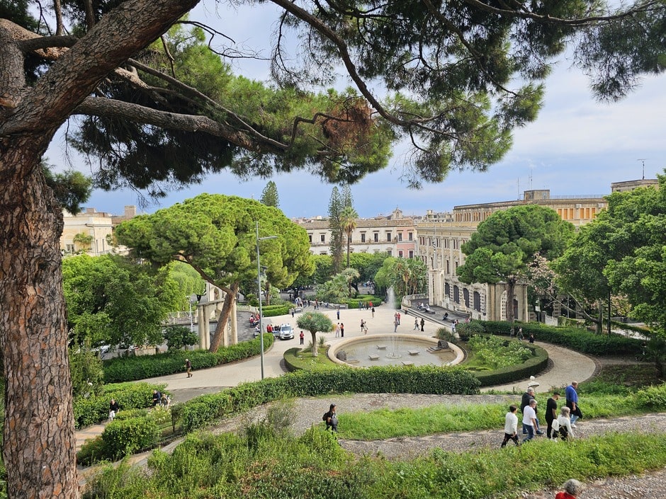 Gens qui marchent dans le parc Villa Bellini