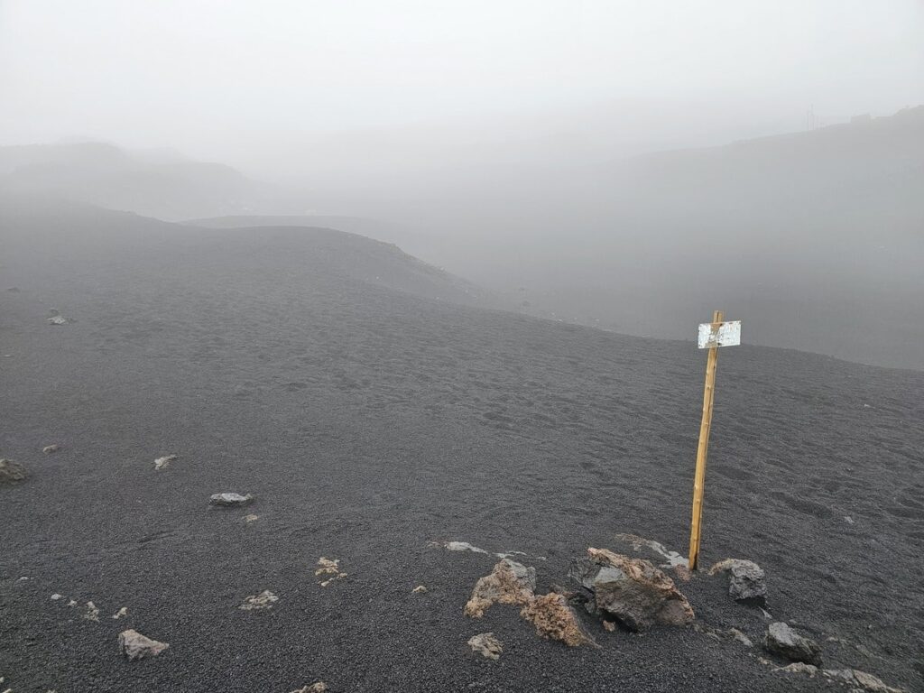 Annonce du chemin à suivre sur les sentiers de cendre