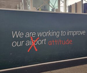 Panneau d'affichage vu à l'aéroport de Catane que j'ai modifié dans mon article Visiter la Sicile en Italie : Que voir à Catane en 4 jours #catane #sicile #italie #europe
