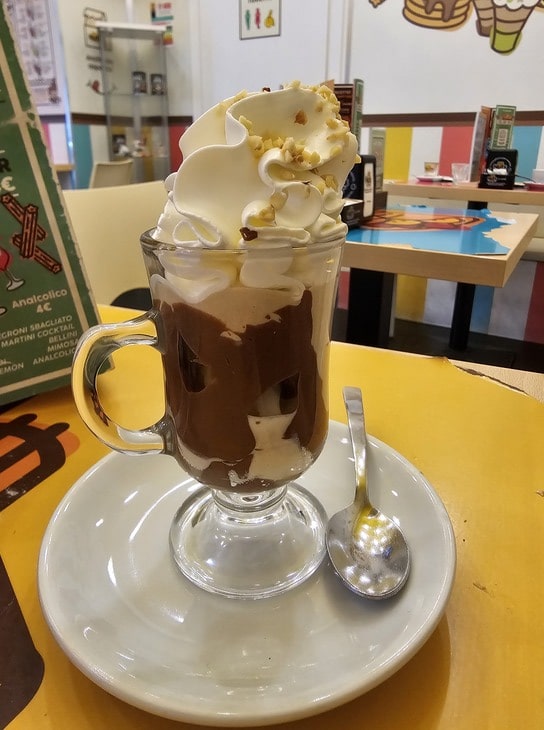 Café au lait avec de la crème fouettée