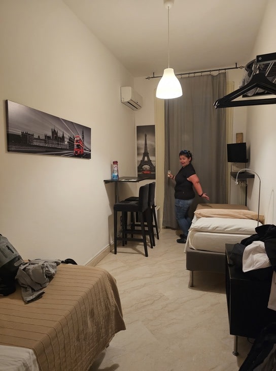 Karinne qui présente notre hébergement en Italie