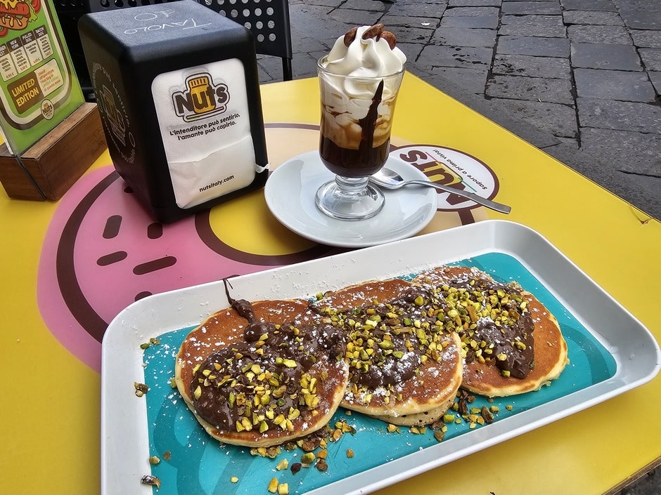 Trio de crêpes avec un café à la crème