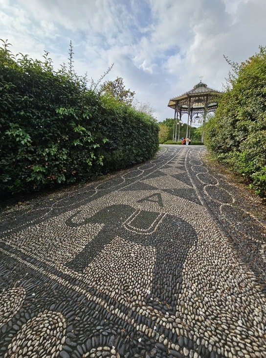 Trottoir de petites roches en forme d'éléphant au parc Villa Bellini