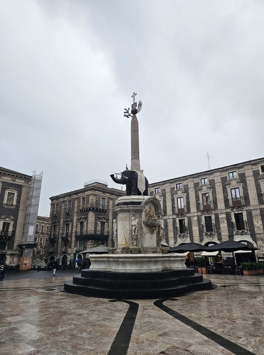 Fontaine de l'éléphant sur la Piazza Duomo