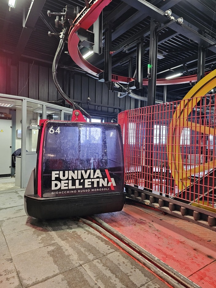 Funiculaire pour monter au sommet du volcan en Sicile