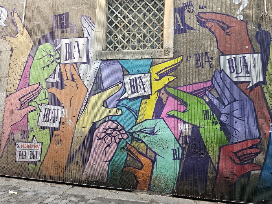 Graffitis sur un mur de béton qui dit bla bla bla