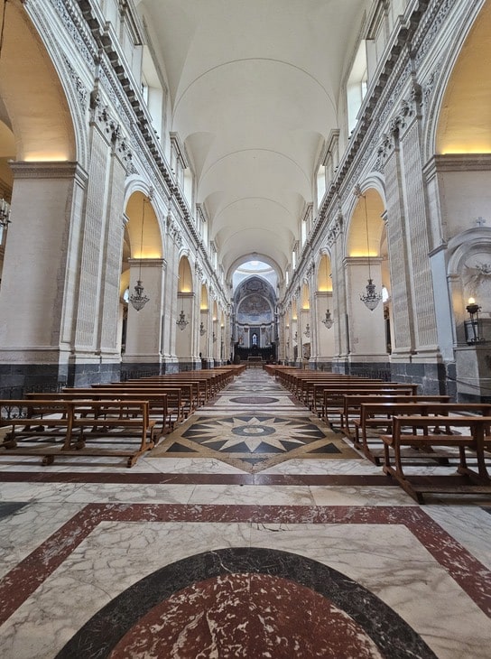 Allée centrale de la cathédrale Sant'Agata