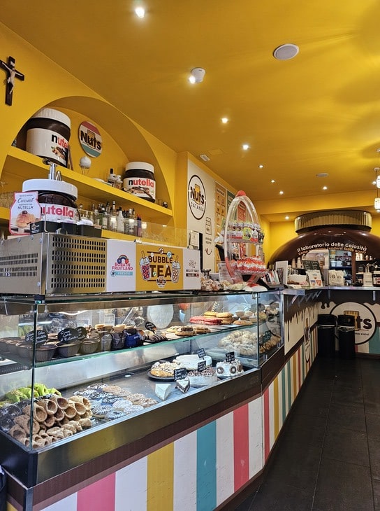 Intérieur du restaurant Nuts avec sa vitrines de desserts