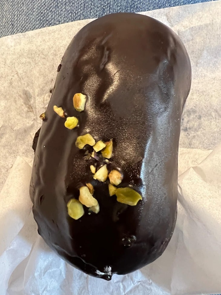 Pâtisserie au chocolat avec des morceaux de pistaches