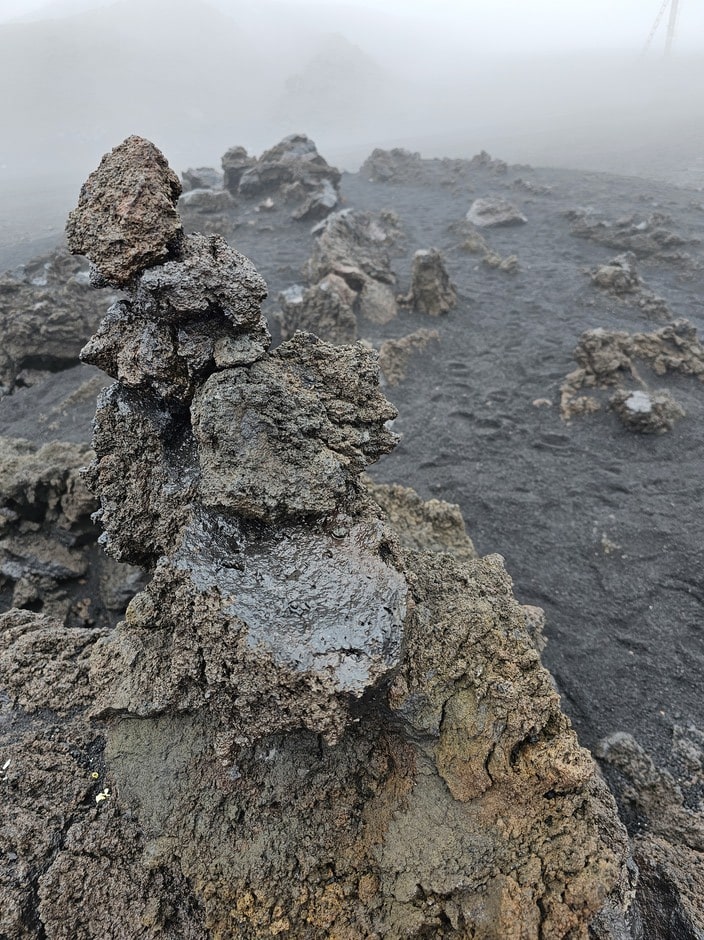 roches volcaniques dans la cendre