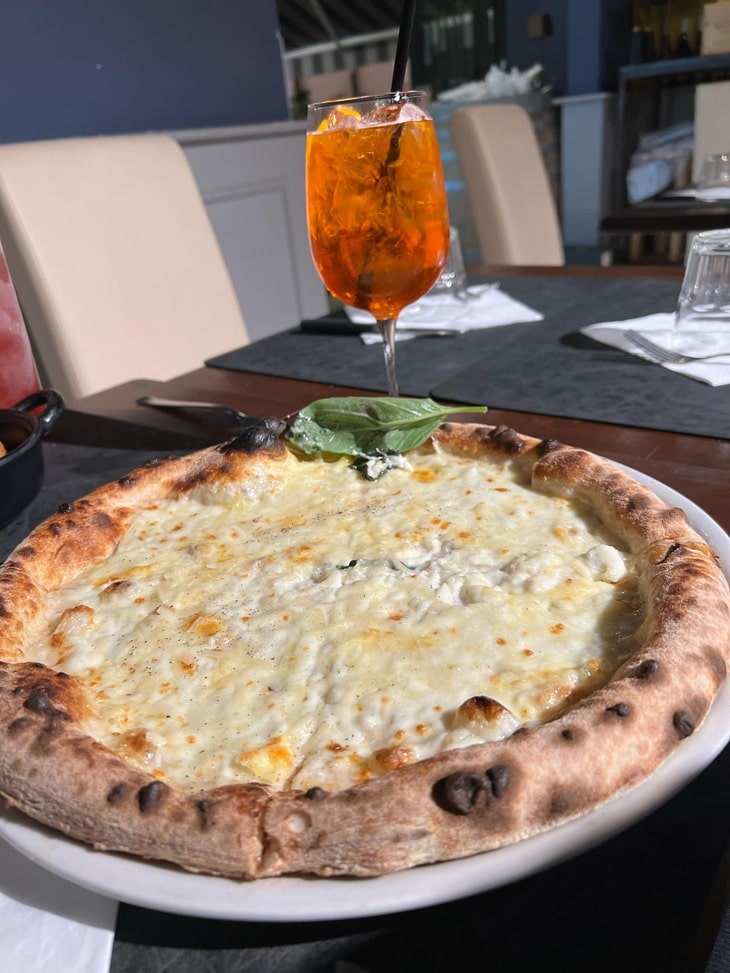 Pizza aux 4 fromages avec cocktail à boire