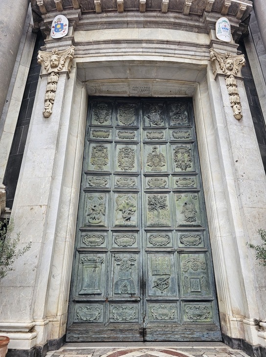 Grande porte de bois d'une cathédrale