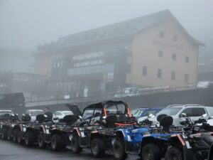 Véhicules tout-terrain devant le refuge sur le site du volcan dans mon article de voyage Grimper l'Etna : Mon expérience volcanique en Sicile #italie #sicile #etna #volcan