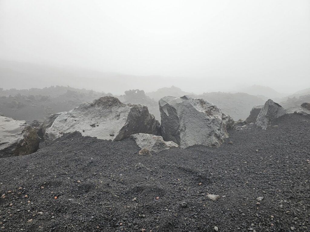 Gros rochers tombés suite à une éruption volcanique