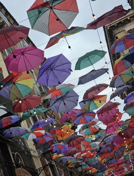 Plusieurs parapluies au-dessus d'une ruelle