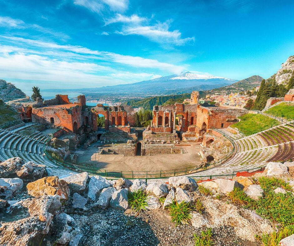 Théâtre grec avec volcan Etna derrière