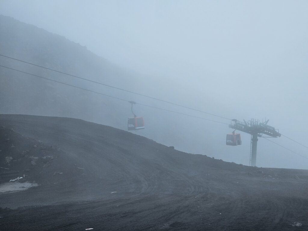 téléphériques dans le brouillard pour se rendre au sommet