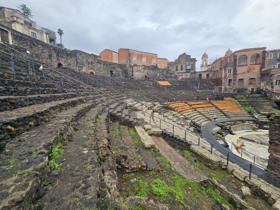 Estrades de pierres et de bois du théâtre grec