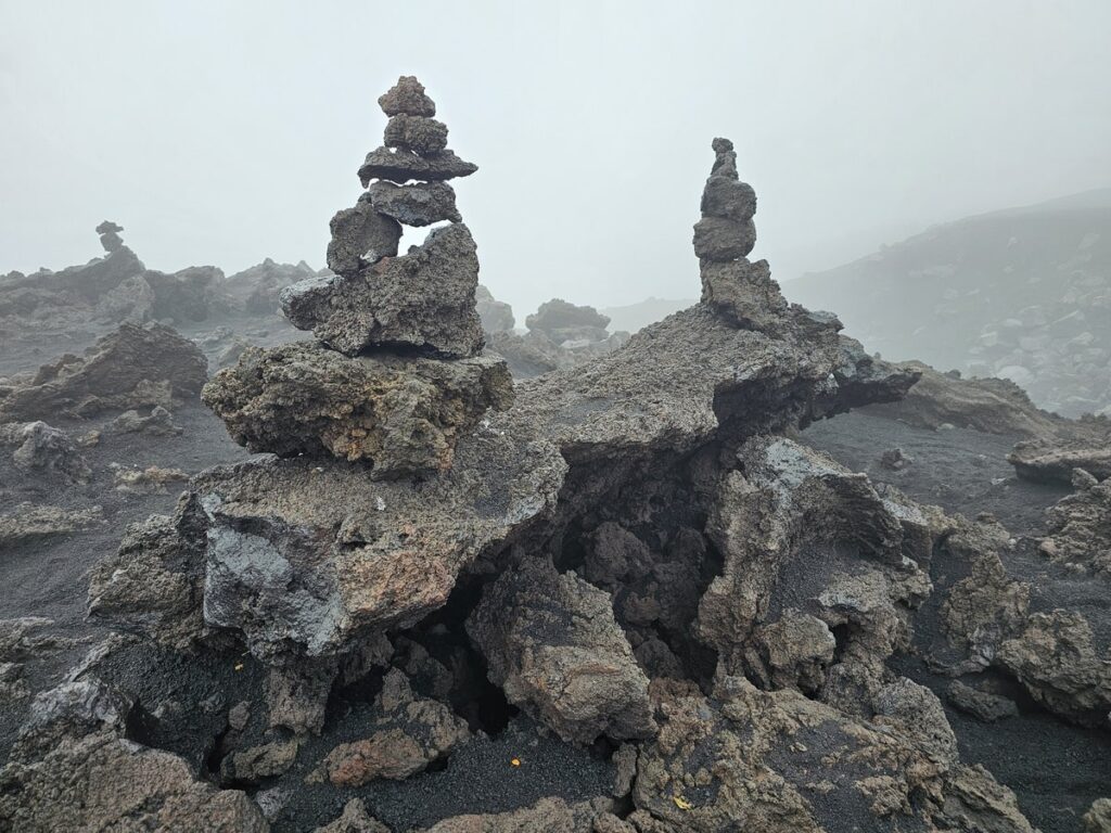 Pyramides de roches faits avec des roches de lave dans mon article de voyage Grimper l'Etna : Mon expérience volcanique en Sicile #italie #sicile #etna #volcan